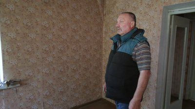 Староста Сергій Помазок показує квартиру для переселенців всередині прикордонної Семенівської громади на Чернігівщині у села Жадове Староста Сергій Помазок показує квартиру для переселенців всередині прикордонної Семенівської громади на Чернігівщині у села Жадове