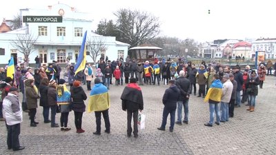 В Ужгороді відбулась всеукраїнська акція «Червоні лінії для Зеленського» В Ужгороді відбулась всеукраїнська акція «Червоні лінії для Зеленського»