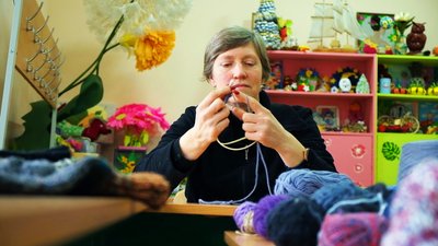 "Зігрій захисника": жительки громади на Вінниччині в'яжуть шкарпетки для оборонців "Зігрій захисника": жительки громади на Вінниччині в'яжуть шкарпетки для оборонців