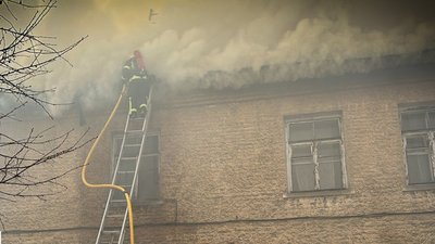 У Раві-Руській на Львівщині горів дах житлового будинку: евакуювали 12 людей
