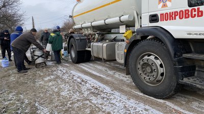 Рятувальники розвозять щодня до тридцяти тонн питної води жителям Костянтинівки Рятувальники розвозять щодня до тридцяти тонн питної води жителям Костянтинівки