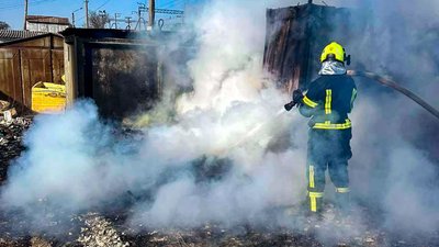 Столичну Воскресенку затягнуло чорним густим димом: спалахнув гараж