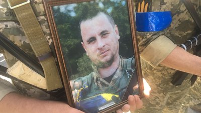 У Полтаві прощаються із воїнами, які загинули під час оборони України У Полтаві прощаються із воїнами, які загинули під час оборони України