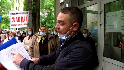 Жителі Черняхівщини протестували під стінами управління держгеокадастру в Житомирській області Жителі Черняхівщини протестували під стінами управління держгеокадастру в Житомирській області