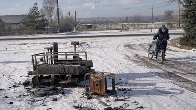 Жінка йде дорогою між Дружківкою та Костянтинівкою, Донецька область