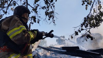 Рятувальник гасить пожежу внаслідок російського обстрілу. Вовчанськ, Харківська область Рятувальник гасить пожежу внаслідок російського обстрілу. Вовчанськ, Харківська область