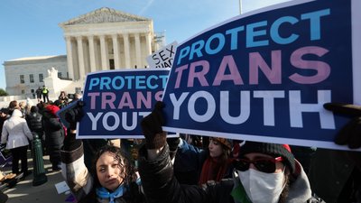 Прихильники та опоненти прав трансгендерів мітингують в США
