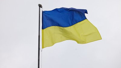 Український прапор над міськрадою: до Ізюма приїхав Зеленський Український прапор над міськрадою: до Ізюма приїхав Зеленський
