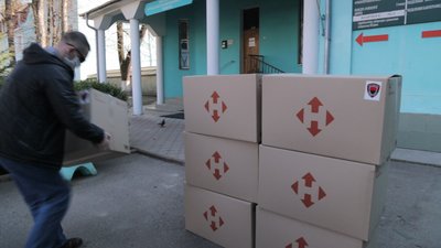 Тисячу масок та захисних костюмів передав медикам і поліції Центр волонтерських ініціатив