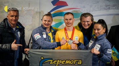 До Києва з Пекіну прибула збірна України з фристайлу. Як їх зустріли До Києва з Пекіну прибула збірна України з фристайлу. Як їх зустріли