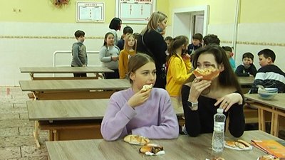 Без чипсів, сухариків та кави: в Ужгороді школярі харчуються за новим меню Без чипсів, сухариків та кави: в Ужгороді школярі харчуються за новим меню