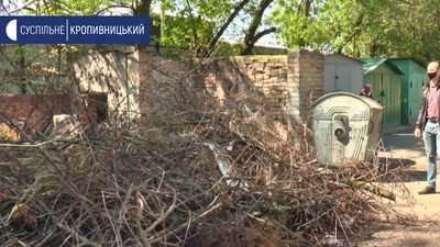 У Кропивницькому не вивозять будівельне сміття з контейнерних майданчиків