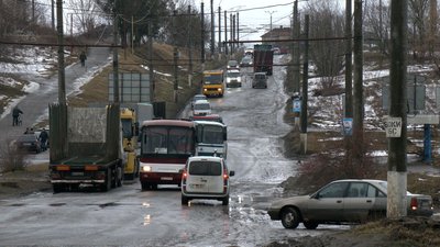 У селі біля Рівного вантажівки псують асфальт. Про що домовилась громада та завод