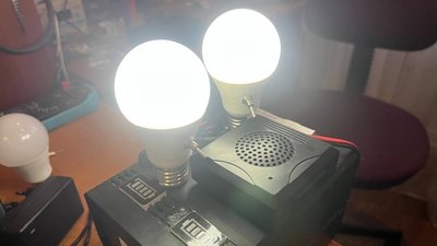 Житель Кривого Рогу виготовляє зарядні станції та автономні лампочки для ЗСУ