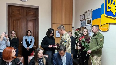У Житомирі рідним загиблих за Україну воїнів передали державні нагороди У Житомирі рідним загиблих за Україну воїнів передали державні нагороди