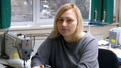 Понад 100 курток на день: у Чернігові підприємство шиє форму для ЗСУ