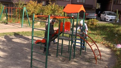 В Івано-Франківську з переробленого пластику облаштовують елементи для дитячого майданчику В Івано-Франківську з переробленого пластику облаштовують елементи для дитячого майданчику