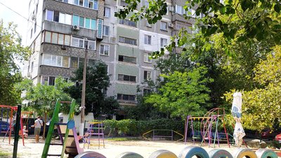 Ігнорують профільні служби: жителі одного з миколаївських будинків скаржаться на затоплений підвал