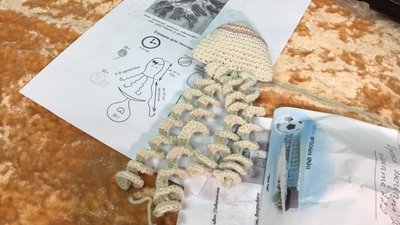 Шкарпетки від бабусі: мешканки Львівського геріатричного пансіонату в'яжуть речі на замовлення Шкарпетки від бабусі: мешканки Львівського геріатричного пансіонату в'яжуть речі на замовлення