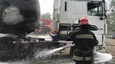 На Рівненщині пожежа з будівлі перекинулась на бензовоз, водій отримав опіки На Рівненщині пожежа з будівлі перекинулась на бензовоз, водій отримав опіки