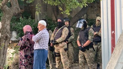 Російські силовики на світанку прийшли з обшуками до кримських татар Російські силовики на світанку прийшли з обшуками до кримських татар