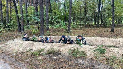 Викопали окопи та облаштували снайперські позиції: у селі на Полтавщині діти збирають гроші для ЗСУ Викопали окопи та облаштували снайперські позиції: у селі на Полтавщині діти збирають гроші для ЗСУ