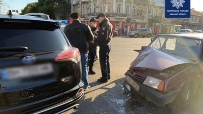 В Одесі зіткнулися дві автівки, одна людина травмувалася