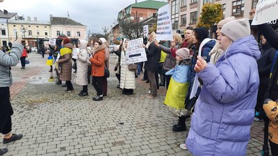 В Івано-Франківську дружини та матері військових провели пікет, де вимагали демобілізації їхніх рідних В Івано-Франківську дружини та матері військових провели пікет, де вимагали демобілізації їхніх рідних