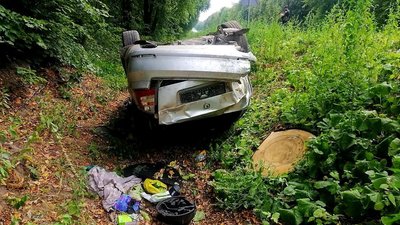 "З'їхав у кювет". На Вінниччині у ДТП травмувалась жінка та її дворічний син