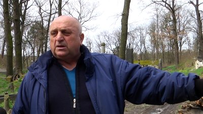 Пам'ятники, хрести та огорожі довкола могил на цвинтарі у Житомирі пошкодили дерева, що впали під час буревію Пам'ятники, хрести та огорожі довкола могил на цвинтарі у Житомирі пошкодили дерева, що впали під час буревію