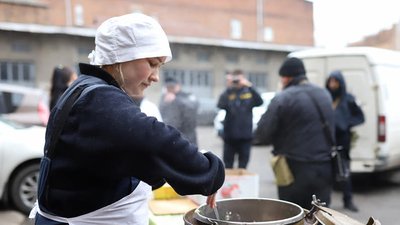 Рятувальники Дніпра розгорнули польову кухню й годують по 600 людей на день