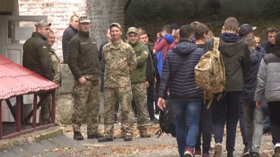 Призовники строкової служби прибули на Хмельницький обласний збірний пункт
