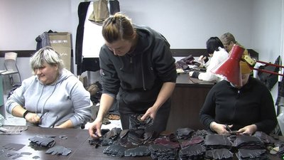 Лучанин шиє тактичні рукавиці для українських військових Лучанин шиє тактичні рукавиці для українських військових