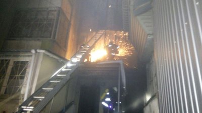 У багатоповерхівці в Одесі зайнялася пожежа, двох людей госпіталізували