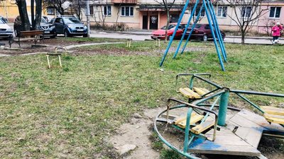 147 голосів за тиждень набрала петиція про переведення на баланс міста дитячих майданчиків