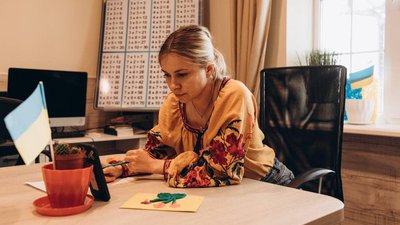 Чернівецька волонтерка створила благодійний проєкт для дітей, які втратили батьків через війну: як він працює