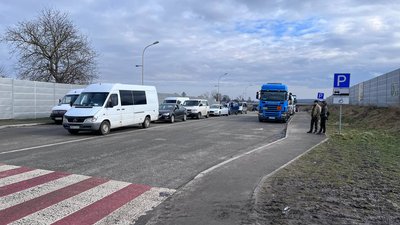 Ситуація поблизу пункту пропуску "Устилуг" на Волині: що кажуть водії про страйк з польської сторони Ситуація поблизу пункту пропуску "Устилуг" на Волині: що кажуть водії про страйк з польської сторони