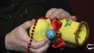 Житомирянка Людмила Лаврентюк створює різдвяні черевички для оформлення подарунків