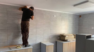 "Щоб жили і навчалися в комфортних умовах": у Вінниці ремонтують гуртожиток, де мешкають переселенці