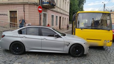У Чернівцях легковик зіштовхнувся з маршруткою: травмувалися жінка з дитиною