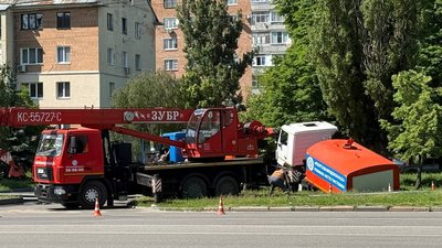 Автівка водоканалу провалилась під землю в Полтаві