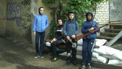 Скажіть слово "Паляниця": у луцькому дворі діти облаштували блокпост Скажіть слово "Паляниця": у луцькому дворі діти облаштували блокпост