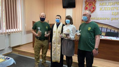 Волонтери з Прикарпаття передали великодні гостинці бійцям, що лікуються у Львівському госпіталі Волонтери з Прикарпаття передали великодні гостинці бійцям, що лікуються у Львівському госпіталі