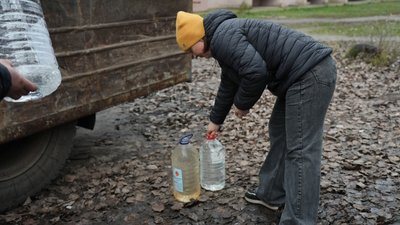 Мешканці Сум набирають воду.