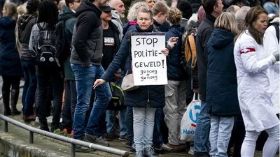В Амстердамі та Варшаві поліція розігнала антикарантинні протести. У хід пішли водомети та кийки