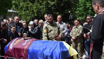 На Тернопільщині віддали шану загиблому бійцю Сергієві Марущаку На Тернопільщині віддали шану загиблому бійцю Сергієві Марущаку