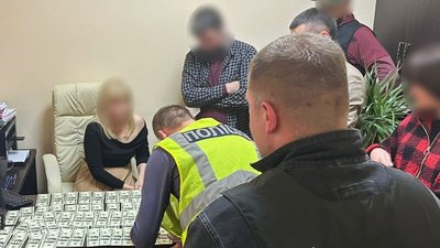 Вісім тисяч доларів за оформлення інвалідності та переправлення через кордон: на Хмельниччині судитимуть адвокатку