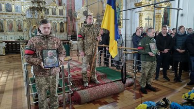 У Луцьку попрощалися з трьома загиблими на війні захисниками У Луцьку попрощалися з трьома загиблими на війні захисниками