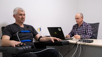Чоловік проходить тестування на детекторі брехні