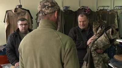 У Черкасах представники православного храму зібрали гроші на теплий одяг для ЗСУ У Черкасах представники православного храму зібрали гроші на теплий одяг для ЗСУ
